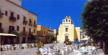 La piazza di Favignana (TP). Sarà utilizzata negli sceneggiati attualmente in lavorazione (marzo 2002)
